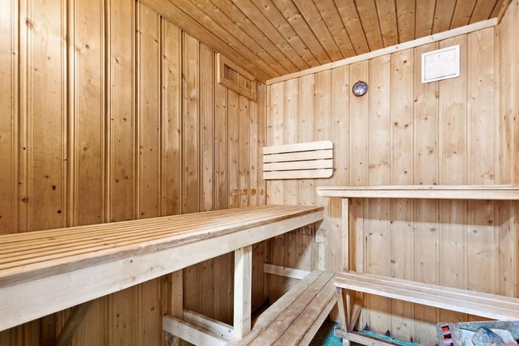 Three Bedrooms - - Lakeview *
